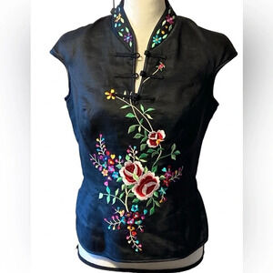 🌺 Floral embroidered top on a black background. Size 8